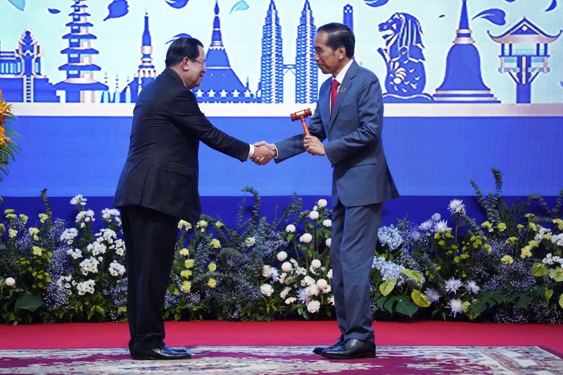 Presiden Joko Widodo memaparkan tiga hal fokus utama ASEAN dalam menghadapi tantangan ekonomi kawasan. Hal tersebut disampaikannya saat berbicara pada ASEAN Global Dialogue Ke-2: Post Covid-19 Comprehensive Recovery di Hotel Sokha, Phnom Penh, Minggu, 13 November 2022. (Biro Pers Kepresidenan RI) Presiden Joko Widodo memaparkan tiga hal fokus utama ASEAN dalam menghadapi tantangan ekonomi kawasan. Hal tersebut disampaikannya saat berbicara pada ASEAN Global Dialogue Ke-2: Post Covid-19 Comprehensive Recovery di Hotel Sokha, Phnom Penh, Minggu, 13 November 2022. (Biro Pers Kepresidenan RI)