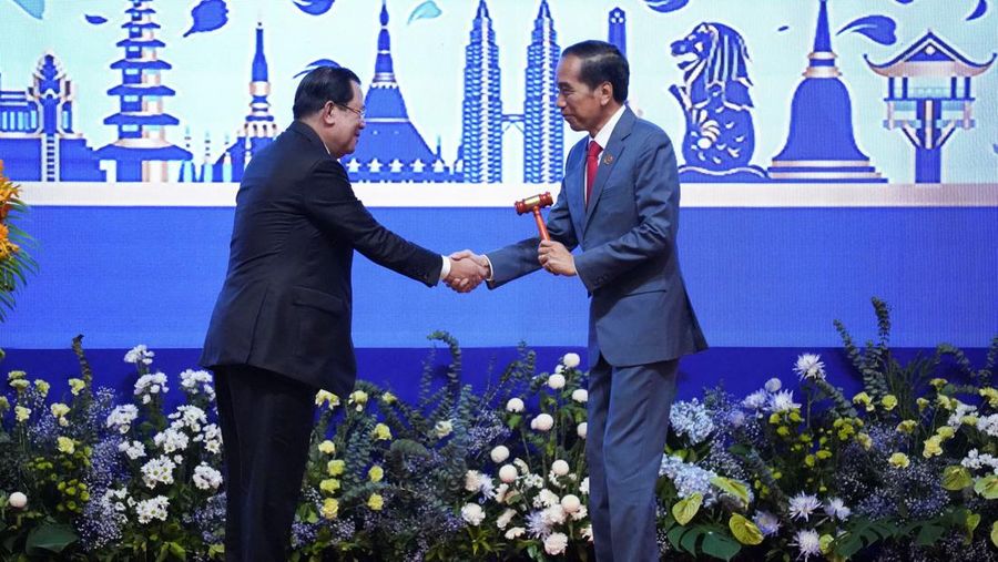 Cambodia's Prime Minister Hun Sen and Indonesian President Joko Widodo take part during the ASEAN summit closing ceremony in Phnom Penh, Cambodia November 13, 2022. REUTERS/Cindy Liu