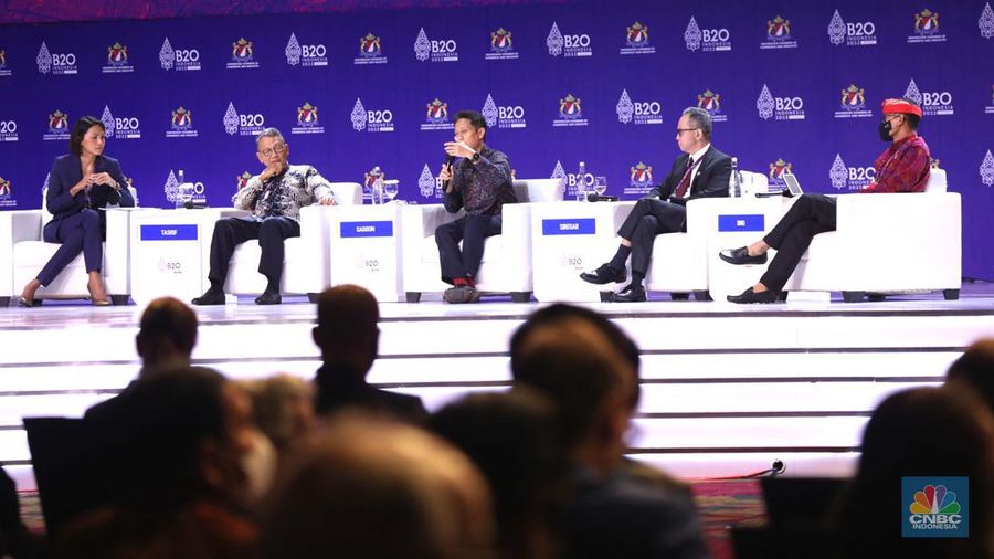 Budi Gunadi Sadikin dalam acara Talk show B20 Summit di BNDCC Nusa Dua Bali, Minggu (13/11/2022). (CNBC Indonesia/Tri Susilo)