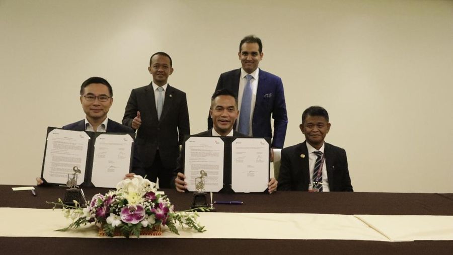 (Dari kiri ke kanan) CEO Envision Group Lei Zhang, Menteri Investasi/Kepala Badan Koordinasi Penanaman Modal (BKPM) Bahlil Lahadalia, Direktur Utama & CEO PT Bakrie & Brothers Tbk (BNBR) Anindya N. Bakrie, Komisaris PT VKTR Teknologi Mobilitas (VKTR) Aamer Sarfraz dan Gubernur Sulawesi Tengah H. Rusdy Mastura, usai penandatanganan Perjanjian Pendahuluan (Head of Agreement/HoA), di Nusa Dua, Bali, Indonesia, menjelang perhelatan KTT G20, Minggu (13/11/2022).