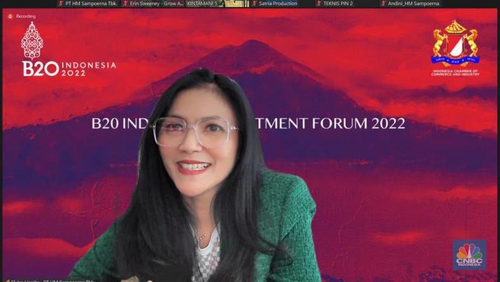Direktur PT HM Sampoerna Tbk (HMSP) Elvira Lianita dalam B20 Indonesia Investment Forum 2022.