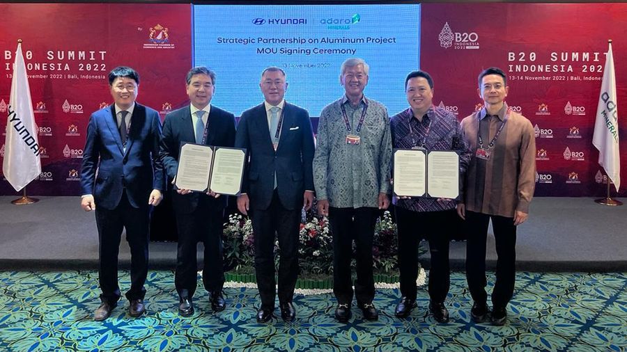 Head of Asia Pacific Hyundai Motor Company Lee, CEO of Hyundai Motor Company Jay Chang, Executive Chairman Hyundai Motor Group Chung Eui-sun, Presiden Komisioner PT Adaro Energy Indonesia Tbk Edwin Soeryadjaya, Presiden Komisioner PT Adaro Minerals Indonesia Tbk (Adaro Minerals) Garibaldi Thohir, Presiden Direktur Adaro Minerals Christian Ariano Rachmat, di sela-sela Acara Penandatanganan Nota Kesepahaman antara Hyundai Motor Company dan Adaro Minerals di sela-sela pertemuan B20 di Bali Nusa Dua Convention Center, Indonesia, pada hari Minggu, 13 November 2022.