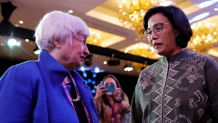 G20-SUMMIT/BUSINESS Janet Yellen, U.S. Secretary of Treasury, talks with Indonesian Finance Minister Sri Mulyani Indrawati during a launching of the pandemic fund, ahead of the G20 Summit in Nusa Dua, Bali, Indonesia, November 13, 2022. REUTERS/Willy Kurniawan
