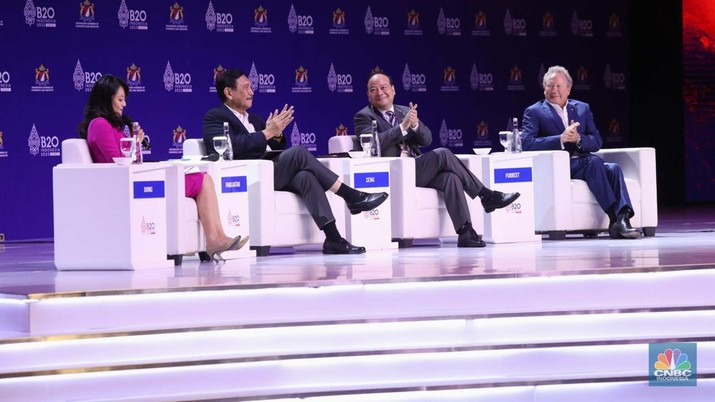 Menteri Koordinator Bidang Kemaritiman dan Investasi Republik Indonesia, Luhut Binsar Pandjaitan dalam acara Talk show B20 Summit di BNDCC Nusa Dua Bali, Minggu (13/11/2022). (CNBC Indonesia/Tri Susilo) Menteri Koordinator Bidang Kemaritiman dan Investasi Republik Indonesia, Luhut Binsar Pandjaitan dalam acara Talk show B20 Summit di BNDCC Nusa Dua Bali, Minggu (13/11/2022). (CNBC Indonesia/Tri Susilo)