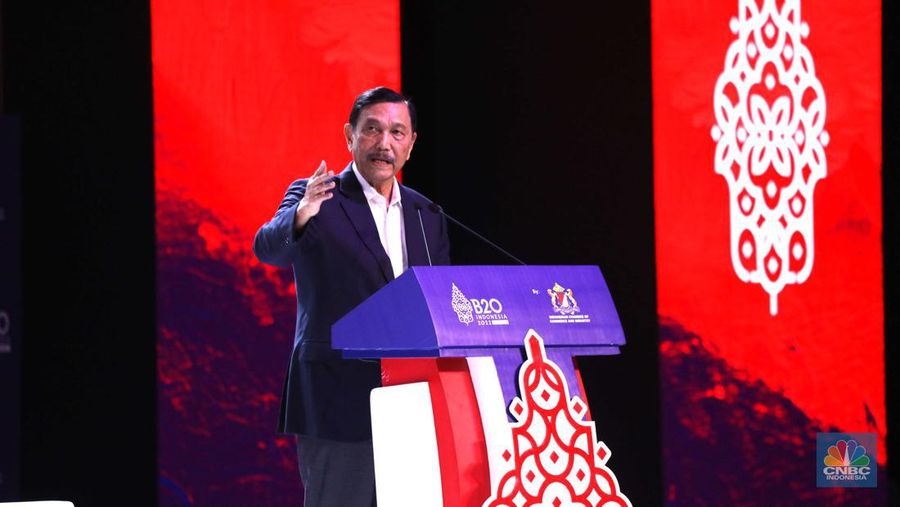 Menteri Koordinator Bidang Kemaritiman dan Investasi Republik Indonesia, Luhut Binsar Pandjaitan dalam acara Talk show B20 Summit di BNDCC Nusa Dua Bali, Minggu (13/11/2022). (CNBC Indonesia/Tri Susilo)