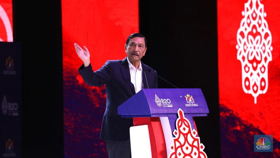 Menteri Koordinator Bidang Kemaritiman dan Investasi Republik Indonesia, Luhut Binsar Pandjaitan dalam acara Talk show B20 Summit di BNDCC Nusa Dua Bali, Minggu (13/11/2022). (CNBC Indonesia/Tri Susilo)