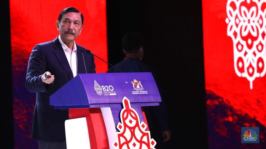 Menteri Koordinator Bidang Kemaritiman dan Investasi Republik Indonesia, Luhut Binsar Pandjaitan dalam acara Talk show B20 Summit di BNDCC Nusa Dua Bali, Minggu (13/11/2022). (CNBC Indonesia/Tri Susilo)