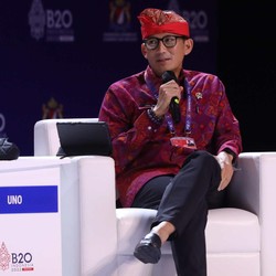 Sandiaga Komentari Viral Singa Senggol Mobil di Taman Safari