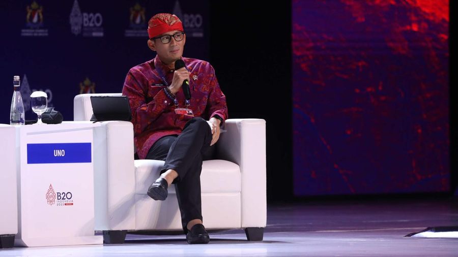 Menteri Pariwisata Sandiaga Uno dalam acara Talk show B20 Summit di BNDCC Nusa Dua Bali, Minggu (13/11/2022). (CNBC Indonesia/Tri Susilo)