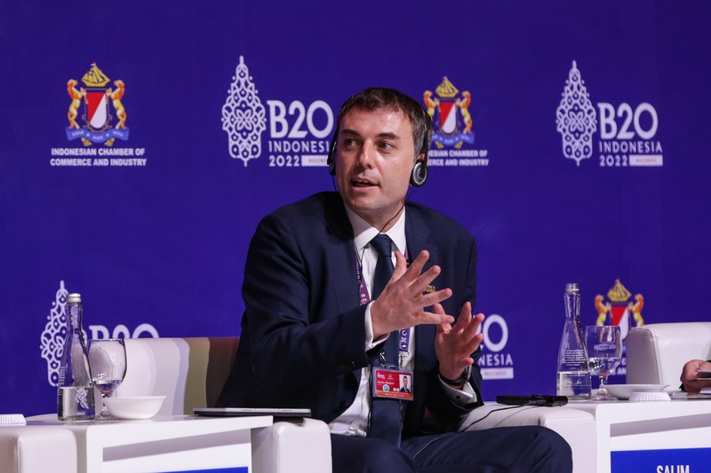 Presiden Direktur PT HM Sampoerna Tbk. Vassilis Gkatzelis Presiden Direktur PT HM Sampoerna Tbk. Vassilis Gkatzelis turut hadir dalam Konferensi Tingkat Tinggi B20 (B20 Summit) Indonesia di Bali, Minggu (13/11/2022). Bersama para panelis lainnya, Vassilis menyampaikan pandangannya pada sesi “Membangun Ketahanan Rantai Pasok Nasional dan Regional untuk Mencegah Disrupsi Perdagangan” dengan penekanan pada pentingnya inklusivitas UMKM dalam rantai pasok global sebagai salah satu kontributor dalam perekonomian. (Ist)