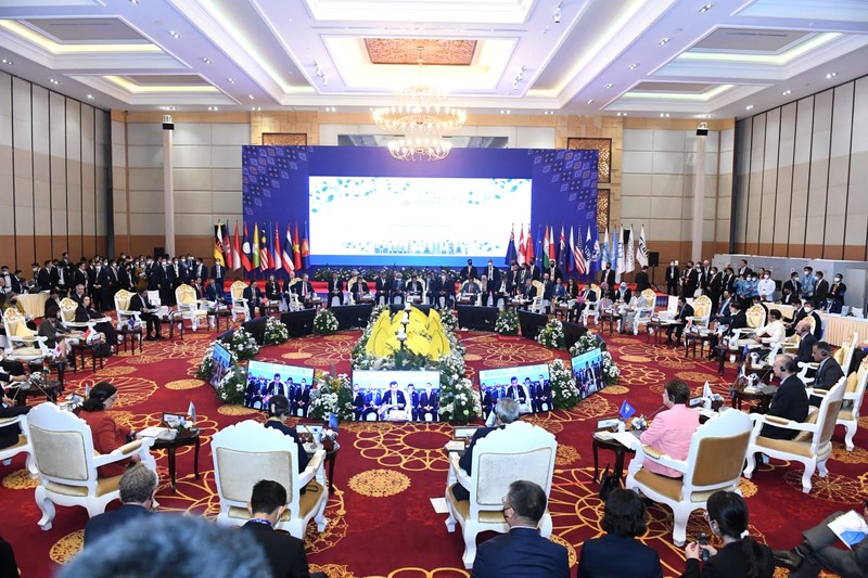 Presiden Joko Widodo memaparkan tiga hal fokus utama ASEAN dalam menghadapi tantangan ekonomi kawasan. Hal tersebut disampaikannya saat berbicara pada ASEAN Global Dialogue Ke-2: Post Covid-19 Comprehensive Recovery di Hotel Sokha, Phnom Penh, Minggu, 13 November 2022. (Biro Pers Kepresidenan RI)