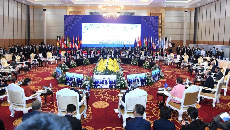 Presiden Joko Widodo memaparkan tiga hal fokus utama ASEAN dalam menghadapi tantangan ekonomi kawasan. Hal tersebut disampaikannya saat berbicara pada ASEAN Global Dialogue Ke-2: Post Covid-19 Comprehensive Recovery di Hotel Sokha, Phnom Penh, Minggu, 13 November 2022. (Biro Pers Kepresidenan RI)