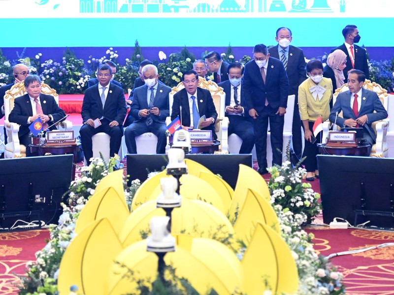 Presiden Joko Widodo memaparkan tiga hal fokus utama ASEAN dalam menghadapi tantangan ekonomi kawasan. Hal tersebut disampaikannya saat berbicara pada ASEAN Global Dialogue Ke-2: Post Covid-19 Comprehensive Recovery di Hotel Sokha, Phnom Penh, Minggu, 13 November 2022. (Biro Pers Kepresidenan RI)