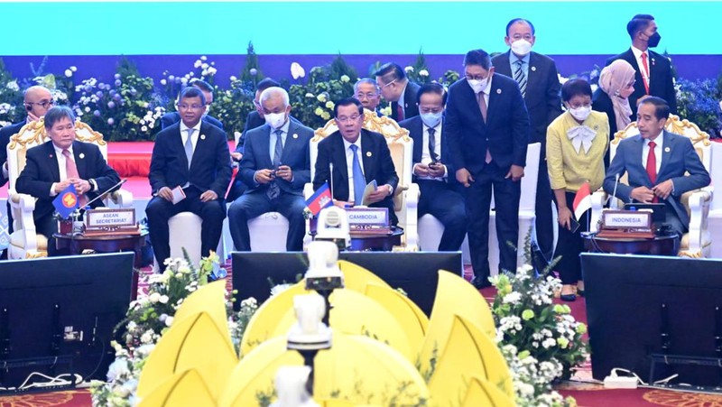 Presiden Joko Widodo memaparkan tiga hal fokus utama ASEAN dalam menghadapi tantangan ekonomi kawasan. Hal tersebut disampaikannya saat berbicara pada ASEAN Global Dialogue Ke-2: Post Covid-19 Comprehensive Recovery di Hotel Sokha, Phnom Penh, Minggu, 13 November 2022. (Biro Pers Kepresidenan RI)