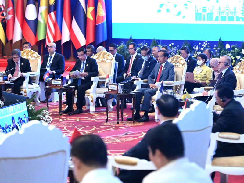 Presiden Joko Widodo memaparkan tiga hal fokus utama ASEAN dalam menghadapi tantangan ekonomi kawasan. Hal tersebut disampaikannya saat berbicara pada ASEAN Global Dialogue Ke-2: Post Covid-19 Comprehensive Recovery di Hotel Sokha, Phnom Penh, Minggu, 13 November 2022. (Biro Pers Kepresidenan RI)
