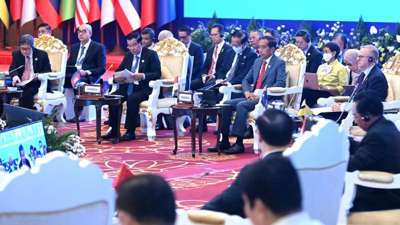 Presiden Joko Widodo memaparkan tiga hal fokus utama ASEAN dalam menghadapi tantangan ekonomi kawasan. Hal tersebut disampaikannya saat berbicara pada ASEAN Global Dialogue Ke-2: Post Covid-19 Comprehensive Recovery di Hotel Sokha, Phnom Penh, Minggu, 13 November 2022. (Biro Pers Kepresidenan RI)