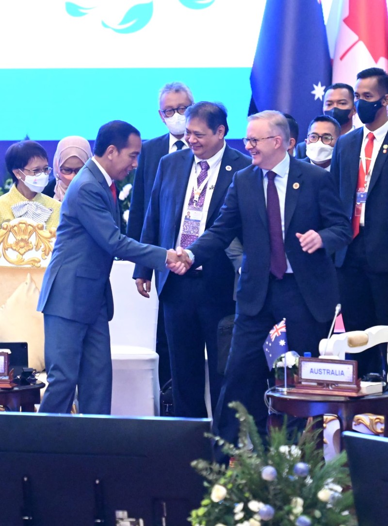 Presiden Joko Widodo memaparkan tiga hal fokus utama ASEAN dalam menghadapi tantangan ekonomi kawasan. Hal tersebut disampaikannya saat berbicara pada ASEAN Global Dialogue Ke-2: Post Covid-19 Comprehensive Recovery di Hotel Sokha, Phnom Penh, Minggu, 13 November 2022. (Biro Pers Kepresidenan RI) Presiden Joko Widodo memaparkan tiga hal fokus utama ASEAN dalam menghadapi tantangan ekonomi kawasan. Hal tersebut disampaikannya saat berbicara pada ASEAN Global Dialogue Ke-2: Post Covid-19 Comprehensive Recovery di Hotel Sokha, Phnom Penh, Minggu, 13 November 2022. (Biro Pers Kepresidenan RI)