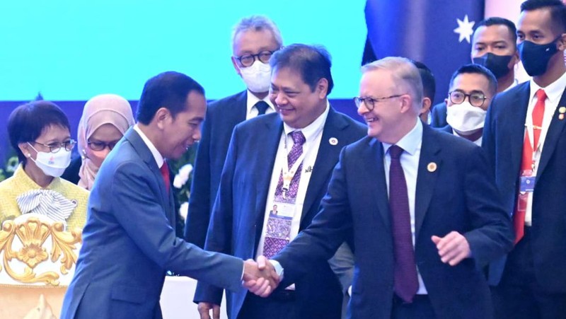 Presiden Joko Widodo memaparkan tiga hal fokus utama ASEAN dalam menghadapi tantangan ekonomi kawasan. Hal tersebut disampaikannya saat berbicara pada ASEAN Global Dialogue Ke-2: Post Covid-19 Comprehensive Recovery di Hotel Sokha, Phnom Penh, Minggu, 13 November 2022. (Biro Pers Kepresidenan RI)