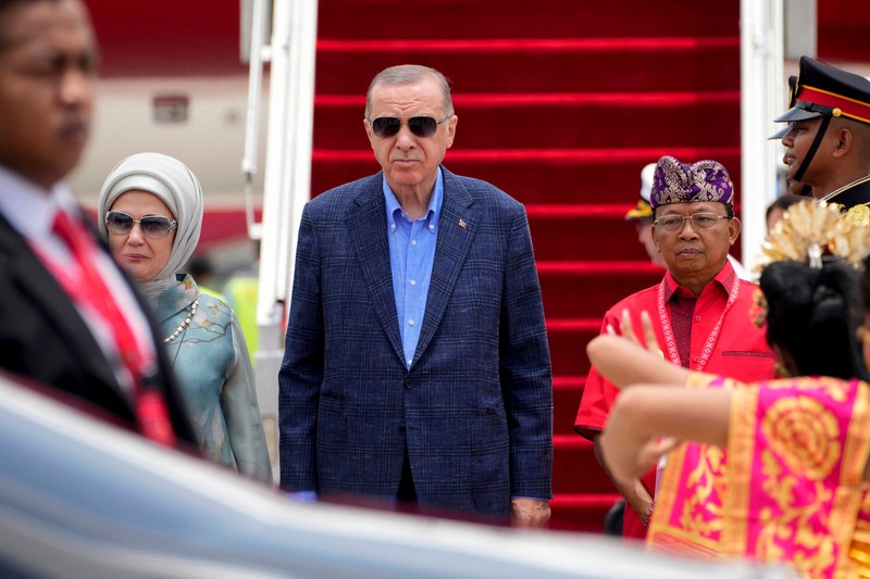 Turkish President Recep Tayyip Erdogan with his wife Emine Erdogan walks out of the presidential plane upon arrival at Gusti Ngurah Rai Airport, Bali, Indonesia November 14, 2022. M Risyal Hidayat/G20 Media Center/Handout via REUTERS THIS IMAGE HAS BEEN SUPPLIED BY A THIRD PARTY. MANDATORY CREDIT.
