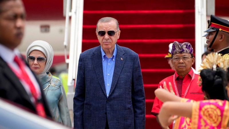 Turkish President Recep Tayyip Erdogan with his wife Emine Erdogan walks out of the presidential plane upon arrival at Gusti Ngurah Rai Airport, Bali, Indonesia November 14, 2022. M Risyal Hidayat/G20 Media Center/Handout via REUTERS THIS IMAGE HAS BEEN SUPPLIED BY A THIRD PARTY. MANDATORY CREDIT.