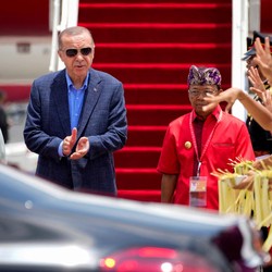 Berkaca Mata Hitam, Potret Erdogan Tiba di Bali untuk G20