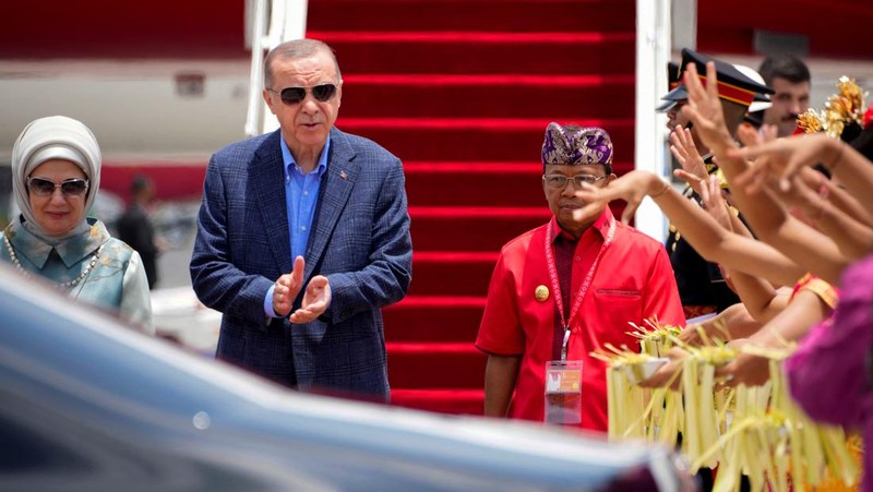 Turkish President Recep Tayyip Erdogan with his wife Emine Erdogan walks out of the presidential plane upon arrival at Gusti Ngurah Rai Airport, Bali, Indonesia November 14, 2022. M Risyal Hidayat/G20 Media Center/Handout via REUTERS THIS IMAGE HAS BEEN SUPPLIED BY A THIRD PARTY. MANDATORY CREDIT.