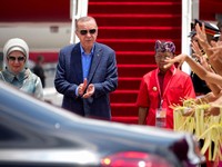Berkaca Mata Hitam, Potret Erdogan Tiba di Bali untuk G20
