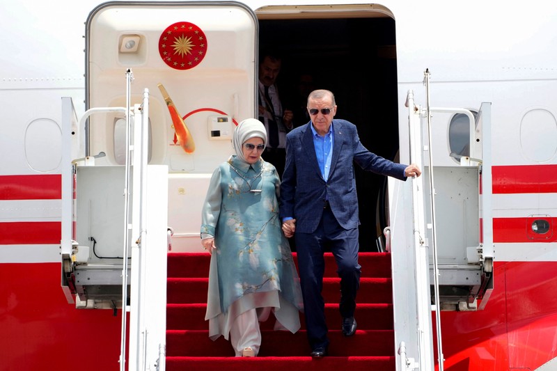 Turkish President Recep Tayyip Erdogan with his wife Emine Erdogan walks out of the presidential plane upon arrival at Gusti Ngurah Rai Airport, Bali, Indonesia November 14, 2022. M Risyal Hidayat/G20 Media Center/Handout via REUTERS THIS IMAGE HAS BEEN SUPPLIED BY A THIRD PARTY. MANDATORY CREDIT.