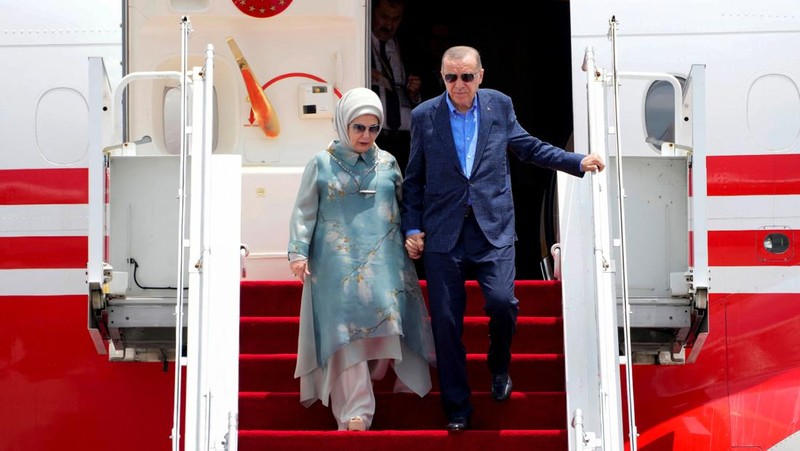 Turkish President Recep Tayyip Erdogan with his wife Emine Erdogan walks out of the presidential plane upon arrival at Gusti Ngurah Rai Airport, Bali, Indonesia November 14, 2022. M Risyal Hidayat/G20 Media Center/Handout via REUTERS THIS IMAGE HAS BEEN SUPPLIED BY A THIRD PARTY. MANDATORY CREDIT.