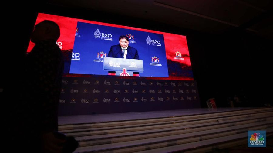 Airlangga Hartarto dalam acara B20 Summit di Nusa Dua Bali, Selasa (14/11/2022). (CNBC Indonesia/Tri Susilo)