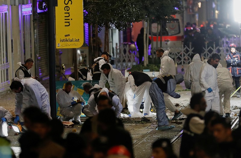 Sedikitnya 6 orang tewas dan puluhan orang terluka akibat terjadinya ledakan di tengah kota yang ramai di Istandbul, Turki pada (13/11/2022). Sedikitnya 6 orang tewas dan puluhan orang terluka akibat terjadinya ledakan di tengah kota yang ramai di Istandbul, Turki pada (13/11/2022). (Tangkapan Layar Reuters)