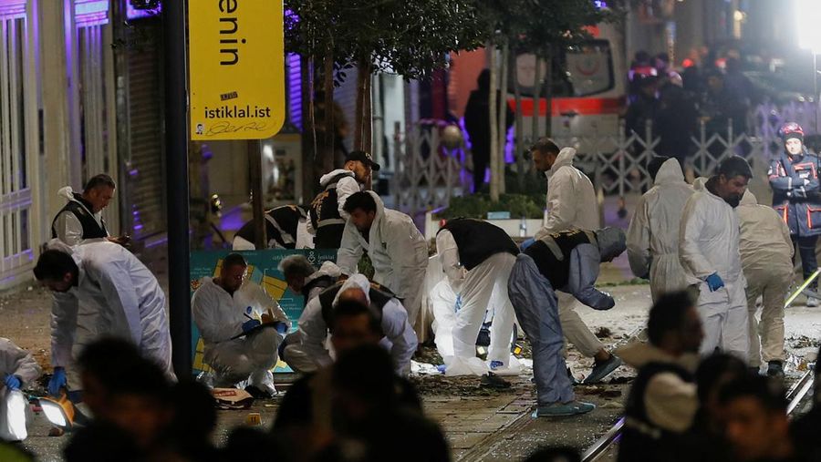 Anggota polisi melakukan olah TKP setelah ledakan di jalan Istiklal yang sibuk di Istanbul, Turki, 13 November 2022. (REUTERS/Kemal Aslan)