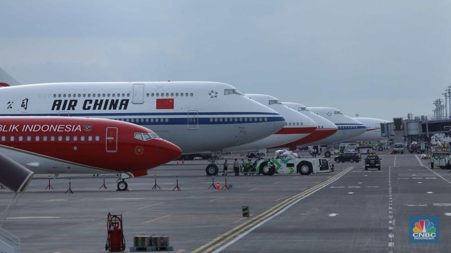 Deretan pesawat tamu negara mulai memenuhi aprone bandara I Gusti Ngurah Rai, Badung, Bali, Selasa (14/11/2022). Sejumlah tamu undangan mulai berdatangan ke Bali menjelang pelaksanaan Konferensi Tingkat Tinggi (KTT) G20.   (վ/Tri Susilo)