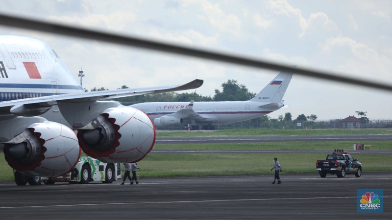 Deretan pesawat tamu negara mulai memenuhi aprone bandara I Gusti Ngurah Rai, Badung, Bali, Selasa (14/11/2022). Sejumlah tamu undangan mulai berdatangan ke Bali menjelang pelaksanaan Konferensi Tingkat Tinggi (KTT) G20. (CNBC Indonesia/Tri Susilo) Deretan pesawat tamu negara mulai memenuhi aprone bandara I Gusti Ngurah Rai, Badung, Bali, Selasa (14/11/2022). Sejumlah tamu undangan mulai berdatangan ke Bali menjelang pelaksanaan Konferensi Tingkat Tinggi (KTT) G20. (CNBC Indonesia/Tri Susilo)