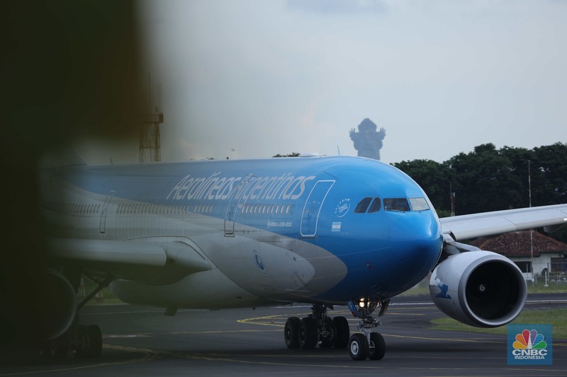 Deretan pesawat tamu negara mulai memenuhi aprone bandara I Gusti Ngurah Rai, Badung, Bali, Selasa (14/11/2022). Sejumlah tamu undangan mulai berdatangan ke Bali menjelang pelaksanaan Konferensi Tingkat Tinggi (KTT) G20. (CNBC Indonesia/Tri Susilo) Deretan pesawat tamu negara mulai memenuhi aprone bandara I Gusti Ngurah Rai, Badung, Bali, Selasa (14/11/2022). Sejumlah tamu undangan mulai berdatangan ke Bali menjelang pelaksanaan Konferensi Tingkat Tinggi (KTT) G20. (CNBC Indonesia/Tri Susilo)
