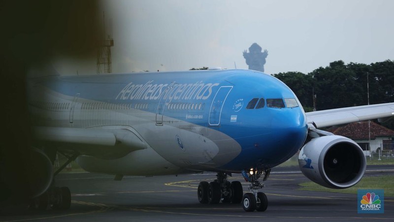 Deretan pesawat tamu negara mulai memenuhi aprone bandara I Gusti Ngurah Rai, Badung, Bali, Selasa (14/11/2022). Sejumlah tamu undangan mulai berdatangan ke Bali menjelang pelaksanaan Konferensi Tingkat Tinggi (KTT) G20.   (CNBC Indonesia/Tri Susilo)