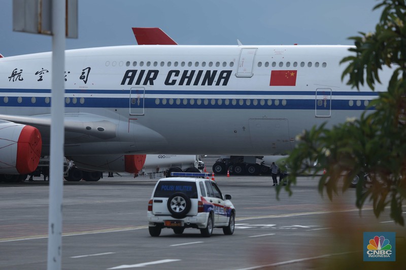 Deretan pesawat tamu negara mulai memenuhi aprone bandara I Gusti Ngurah Rai, Badung, Bali, Selasa (14/11/2022). Sejumlah tamu undangan mulai berdatangan ke Bali menjelang pelaksanaan Konferensi Tingkat Tinggi (KTT) G20. (CNBC Indonesia/Tri Susilo) Deretan pesawat tamu negara mulai memenuhi aprone bandara I Gusti Ngurah Rai, Badung, Bali, Selasa (14/11/2022). Sejumlah tamu undangan mulai berdatangan ke Bali menjelang pelaksanaan Konferensi Tingkat Tinggi (KTT) G20. (CNBC Indonesia/Tri Susilo)