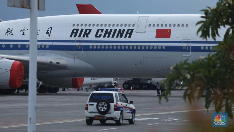 Deretan pesawat tamu negara mulai memenuhi aprone bandara I Gusti Ngurah Rai, Badung, Bali, Selasa (14/11/2022). Sejumlah tamu undangan mulai berdatangan ke Bali menjelang pelaksanaan Konferensi Tingkat Tinggi (KTT) G20.   (CNBC Indonesia/Tri Susilo)