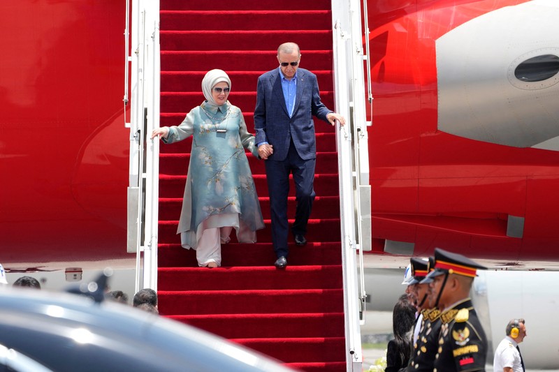G20-SUMMIT/ Turkish President Recep Tayyip Erdogan with his wife Emine Erdogan walks out of the presidential plane upon arrival at Gusti Ngurah Rai Airport, Bali, Indonesia November 14, 2022. M Risyal Hidayat/G20 Media Center/Handout via REUTERS THIS IMAGE HAS BEEN SUPPLIED BY A THIRD PARTY. MANDATORY CREDIT.