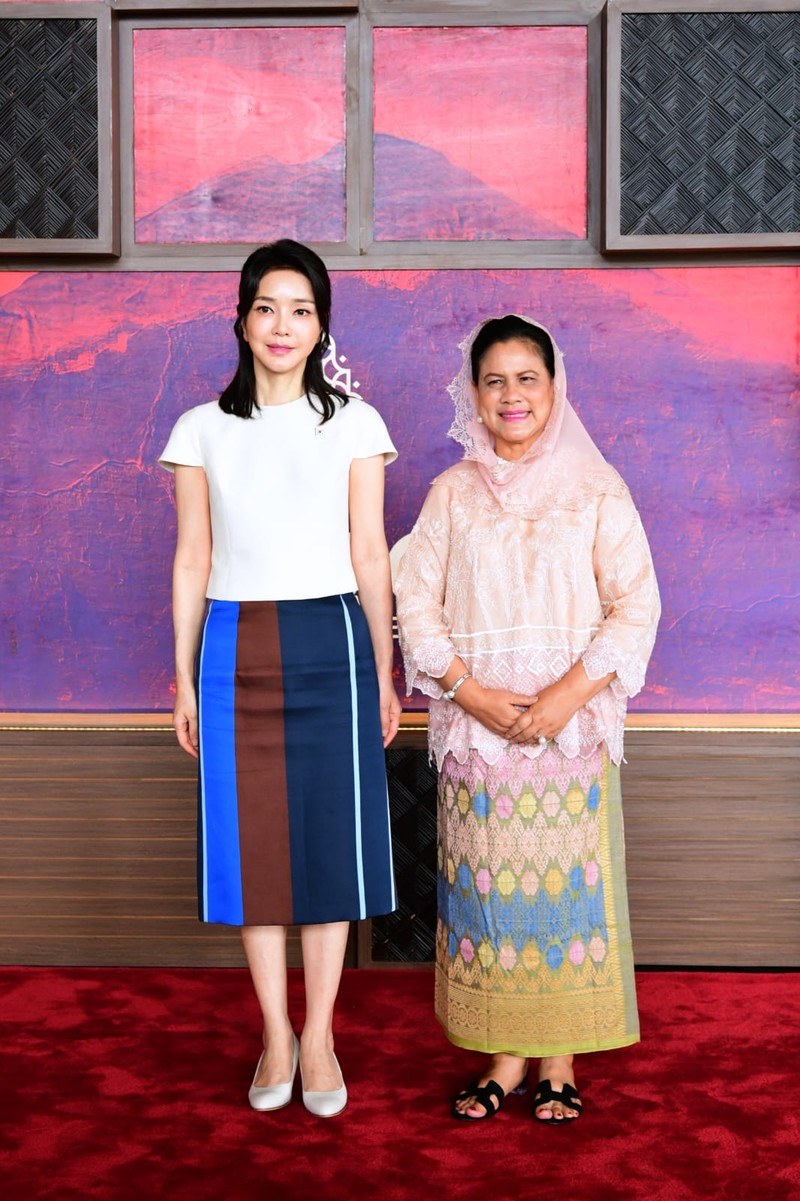 Ibu Iriana Joko Widodo menerima kedatangan Ibu Negara Republik Korea, Madam Kim Keon-hee, di Hotel The Apurva Kempinski, Bali, pada Senin, 14 November 2022. Tiba sekitar pukul 16.30 WITA, Ibu Iriana menyambut langsung kedatangan Madam Kim Keon-hee di lobi kedatangan. (Muchlis Jr - Biro Pers Sekretariat Presiden)
