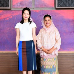 Iriana Jokowi Ajak Ibu Negara Korsel Ngeteh & Santai Bareng