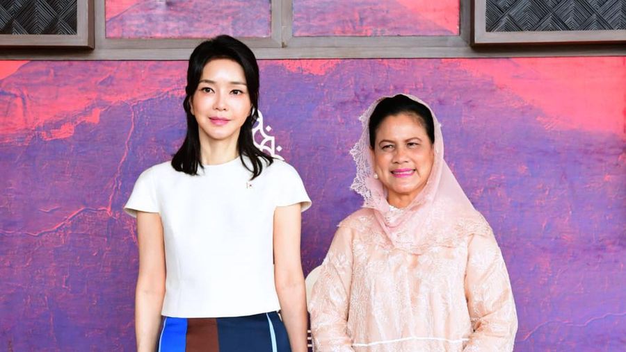 Ibu Iriana Joko Widodo menerima kedatangan Ibu Negara Republik Korea, Madam Kim Keon-hee, di Hotel The Apurva Kempinski, Bali, pada Senin, 14 November 2022. Tiba sekitar pukul 16.30 WITA, Ibu Iriana menyambut langsung kedatangan Madam Kim Keon-hee di lobi kedatangan. (Muchlis Jr - Biro Pers Sekretariat Presiden)