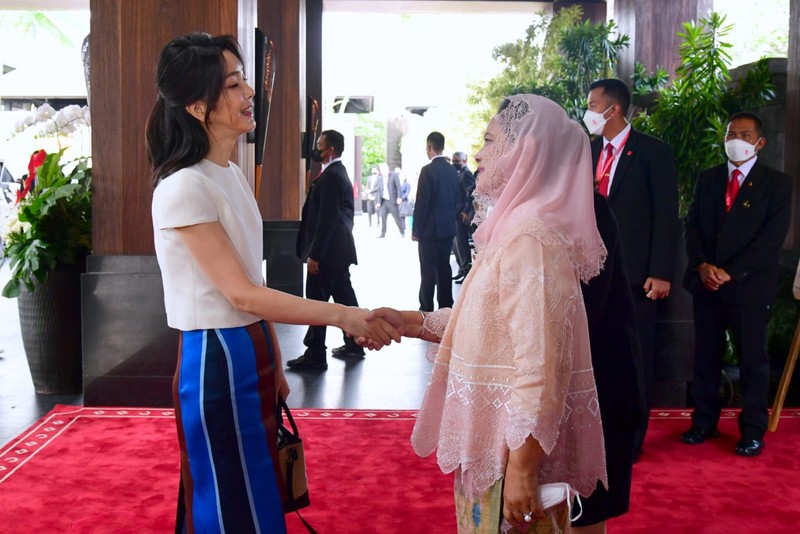 Ibu Iriana Joko Widodo menerima kedatangan Ibu Negara Republik Korea, Madam Kim Keon-hee, di Hotel The Apurva Kempinski, Bali, pada Senin, 14 November 2022. Tiba sekitar pukul 16.30 WITA, Ibu Iriana menyambut langsung kedatangan Madam Kim Keon-hee di lobi kedatangan. (Muchlis Jr - Biro Pers Sekretariat Presiden)