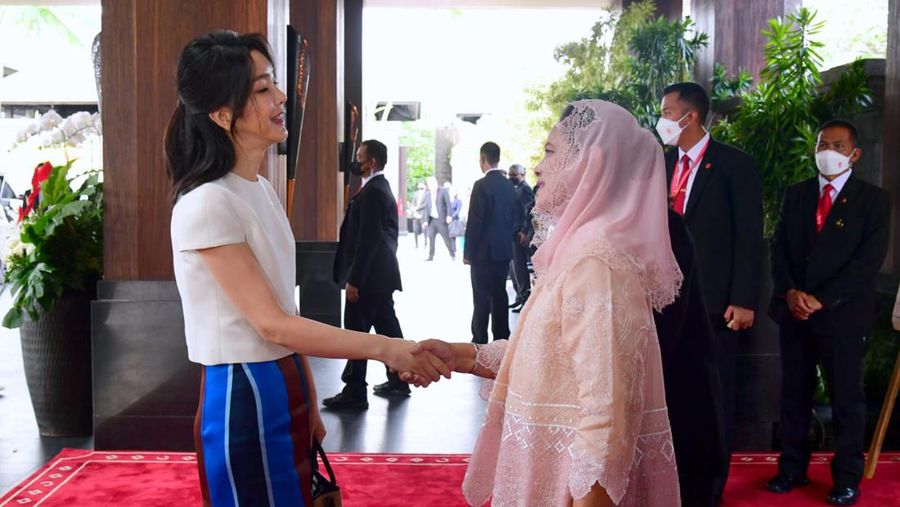 Ibu Iriana Joko Widodo menerima kedatangan Ibu Negara Republik Korea, Madam Kim Keon-hee, di Hotel The Apurva Kempinski, Bali, pada Senin, 14 November 2022. Tiba sekitar pukul 16.30 WITA, Ibu Iriana menyambut langsung kedatangan Madam Kim Keon-hee di lobi kedatangan. (Muchlis Jr - Biro Pers Sekretariat Presiden)