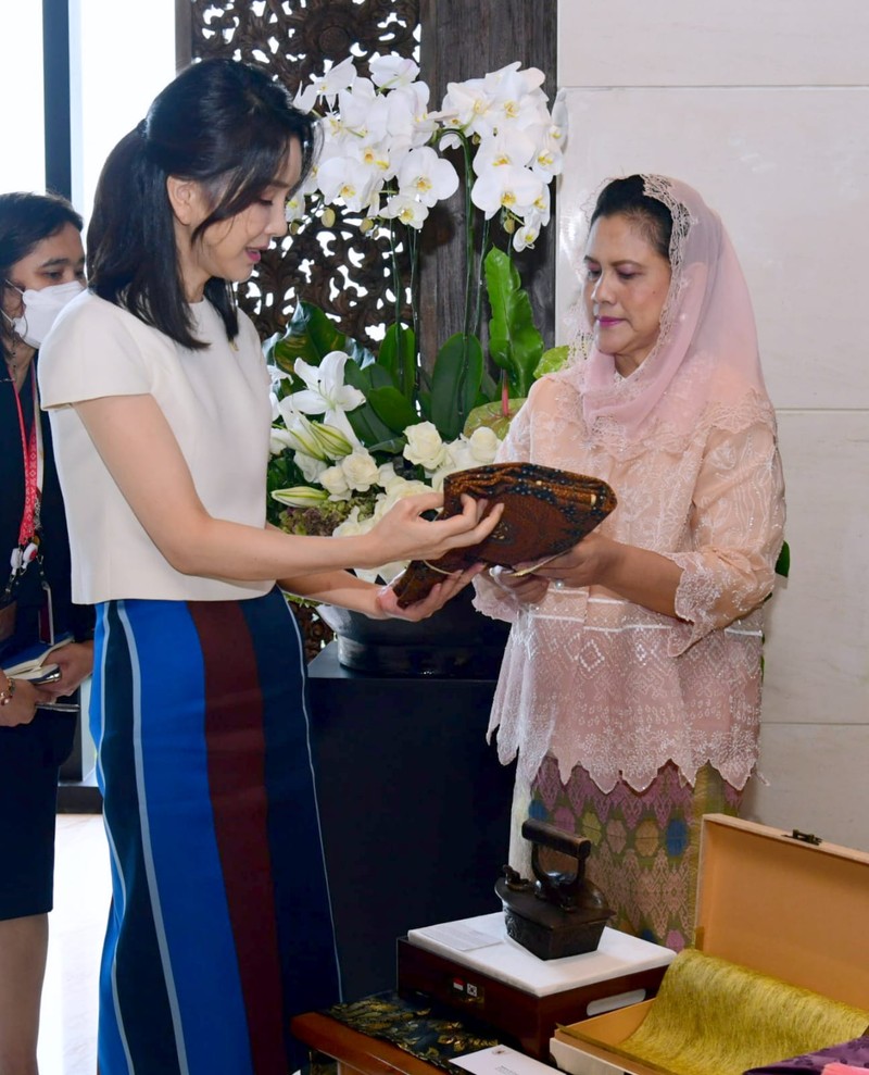 Ibu Iriana Joko Widodo menerima kedatangan Ibu Negara Republik Korea, Madam Kim Keon-hee, di Hotel The Apurva Kempinski, Bali, pada Senin, 14 November 2022. Tiba sekitar pukul 16.30 WITA, Ibu Iriana menyambut langsung kedatangan Madam Kim Keon-hee di lobi kedatangan. (Muchlis Jr - Biro Pers Sekretariat Presiden)