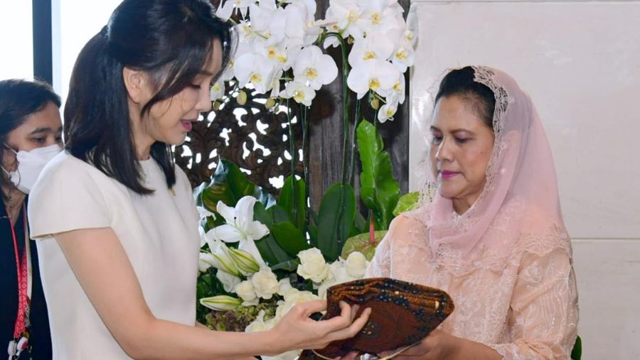 Ibu Iriana Joko Widodo menerima kedatangan Ibu Negara Republik Korea, Madam Kim Keon-hee, di Hotel The Apurva Kempinski, Bali, pada Senin, 14 November 2022. Tiba sekitar pukul 16.30 WITA, Ibu Iriana menyambut langsung kedatangan Madam Kim Keon-hee di lobi kedatangan. (Muchlis Jr - Biro Pers Sekretariat Presiden)