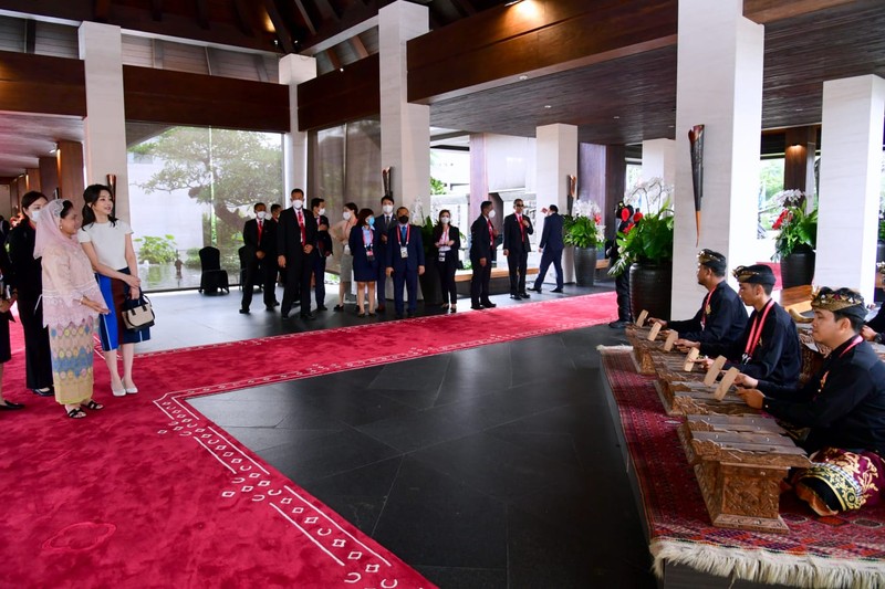 Ibu Iriana Joko Widodo menerima kedatangan Ibu Negara Republik Korea, Madam Kim Keon-hee, di Hotel The Apurva Kempinski, Bali, pada Senin, 14 November 2022. Tiba sekitar pukul 16.30 WITA, Ibu Iriana menyambut langsung kedatangan Madam Kim Keon-hee di lobi kedatangan. (Muchlis Jr - Biro Pers Sekretariat Presiden)