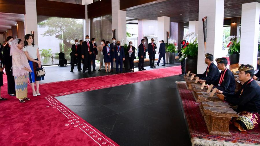 Ibu Iriana Joko Widodo menerima kedatangan Ibu Negara Republik Korea, Madam Kim Keon-hee, di Hotel The Apurva Kempinski, Bali, pada Senin, 14 November 2022. Tiba sekitar pukul 16.30 WITA, Ibu Iriana menyambut langsung kedatangan Madam Kim Keon-hee di lobi kedatangan. (Muchlis Jr - Biro Pers Sekretariat Presiden)