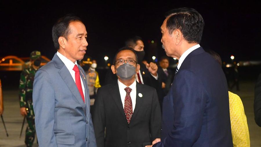 Jokowi saat memberikan keterangan pers di Bandara Internasional Ngurah Rai Bali, selepas mendarat usai melakukan kunjungan kerja ke Kamboja, Minggu malam, (13/11/2022). (Foto: Biro Pers Sekretariat Presiden)