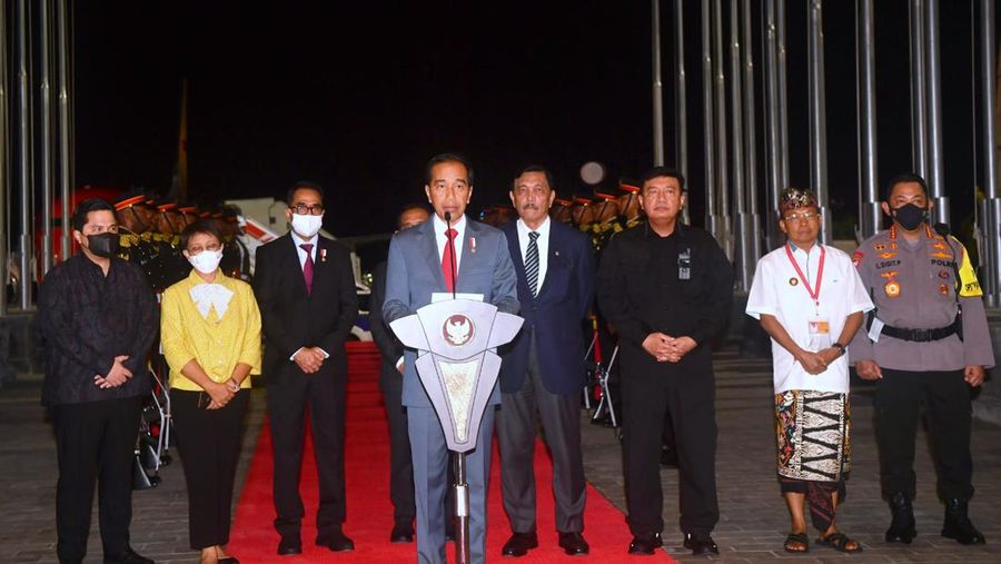 Jokowi saat memberikan keterangan pers di Bandara Internasional Ngurah Rai Bali, selepas mendarat usai melakukan kunjungan kerja ke Kamboja, Minggu malam, (13/11/2022). (Foto: Biro Pers Sekretariat Presiden)